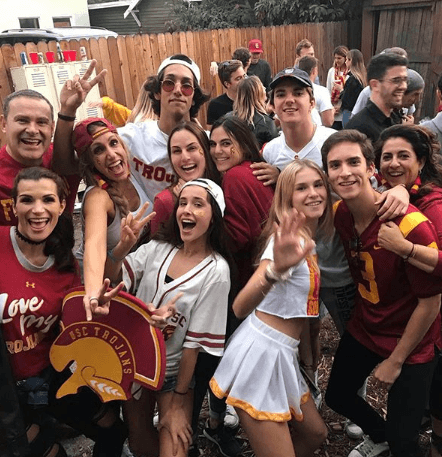 En esta foto se puede ver a Lili Estefan con su hijo muy divertidos con los Tacher. Los orgullosos papás no dejaron de echar porras durante todo el juego.