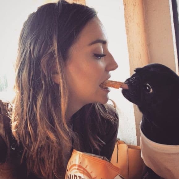 La actriz confesó en sus redes, que el amor por su mascota Ofelia la lleva hacer algunas locuras.