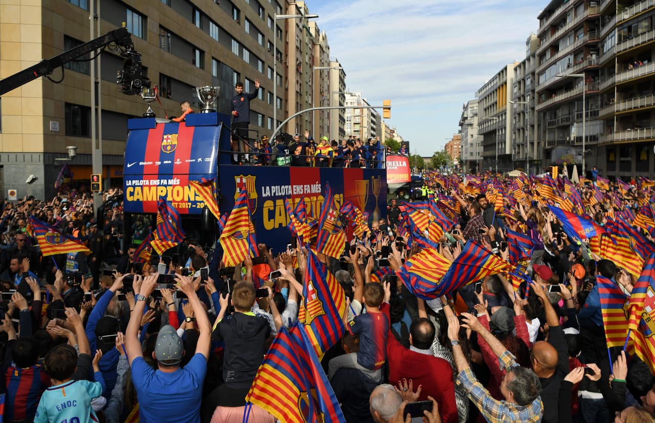 Barcelona celebró el octavo doblete de su historia con un recorrido urbano, festejo que congregó durante dos horas a decenas de miles de aficionados culés, entregados a un equipo que ganó Liga y Copa.