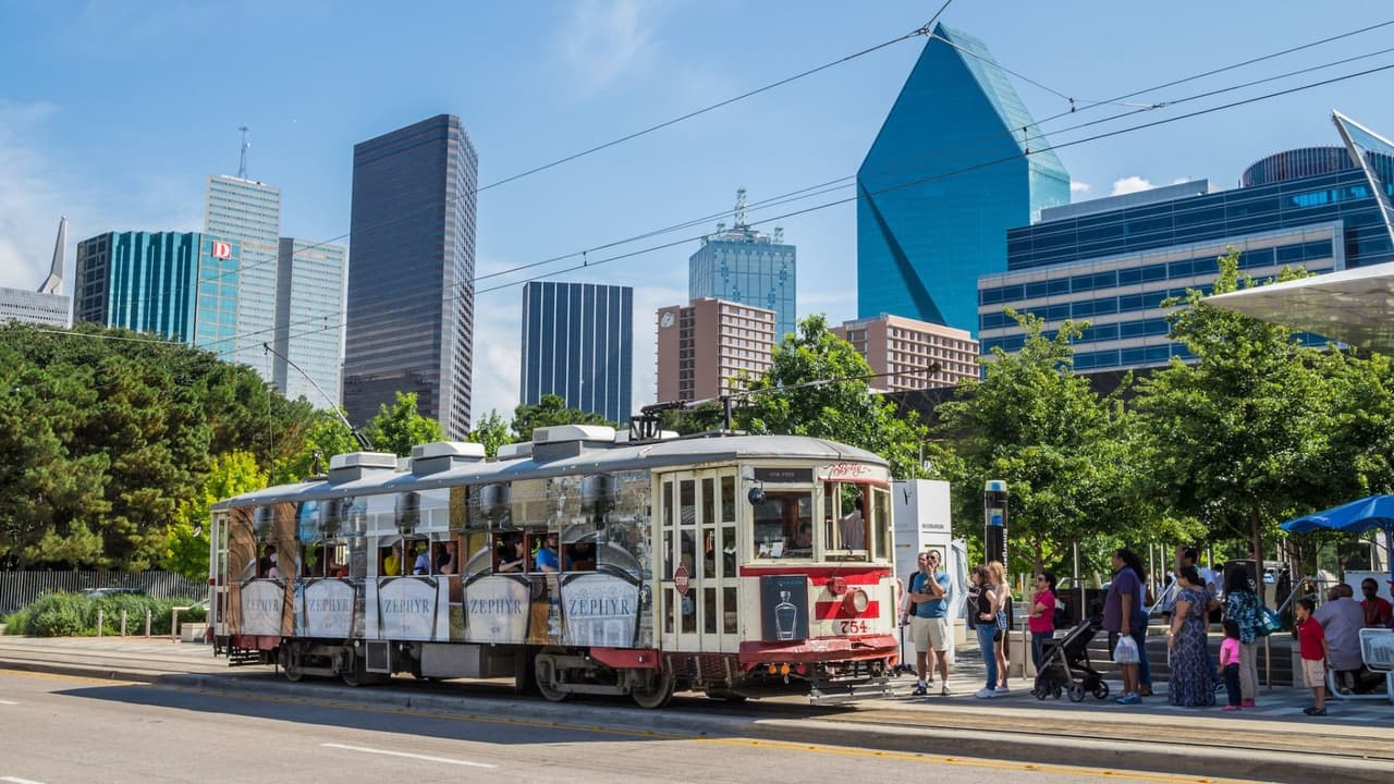 <h3 class="cms-H3-H3">Paseo por el Dallas Arts District </h3>El Dallas Arts District, considerado 
<b>uno de los distritos culturales más grandes del país, </b>permite recorrer plazas públicas, esculturas y edificios culturales en pocas cuadras.
<br>
<b>La zona se encuentra junto a Klyde Warren Park </b>y es una opción para caminar con niños o visitar varios museos en una misma tarde.