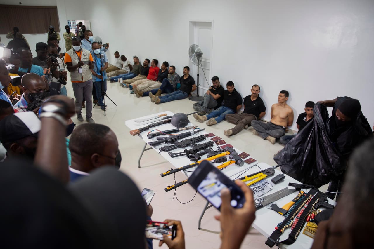 Los contratistas colombianos detenidos después del asesinato del presidente de Haití, Jovenel Moise, se muestran a los medios de comunicación, junto con las armas y el equipo que supuestamente utilizaron en el ataque. La Dirección General de la policía en Puerto Príncipe, Haití, el jueves 8 de julio de 2021.
