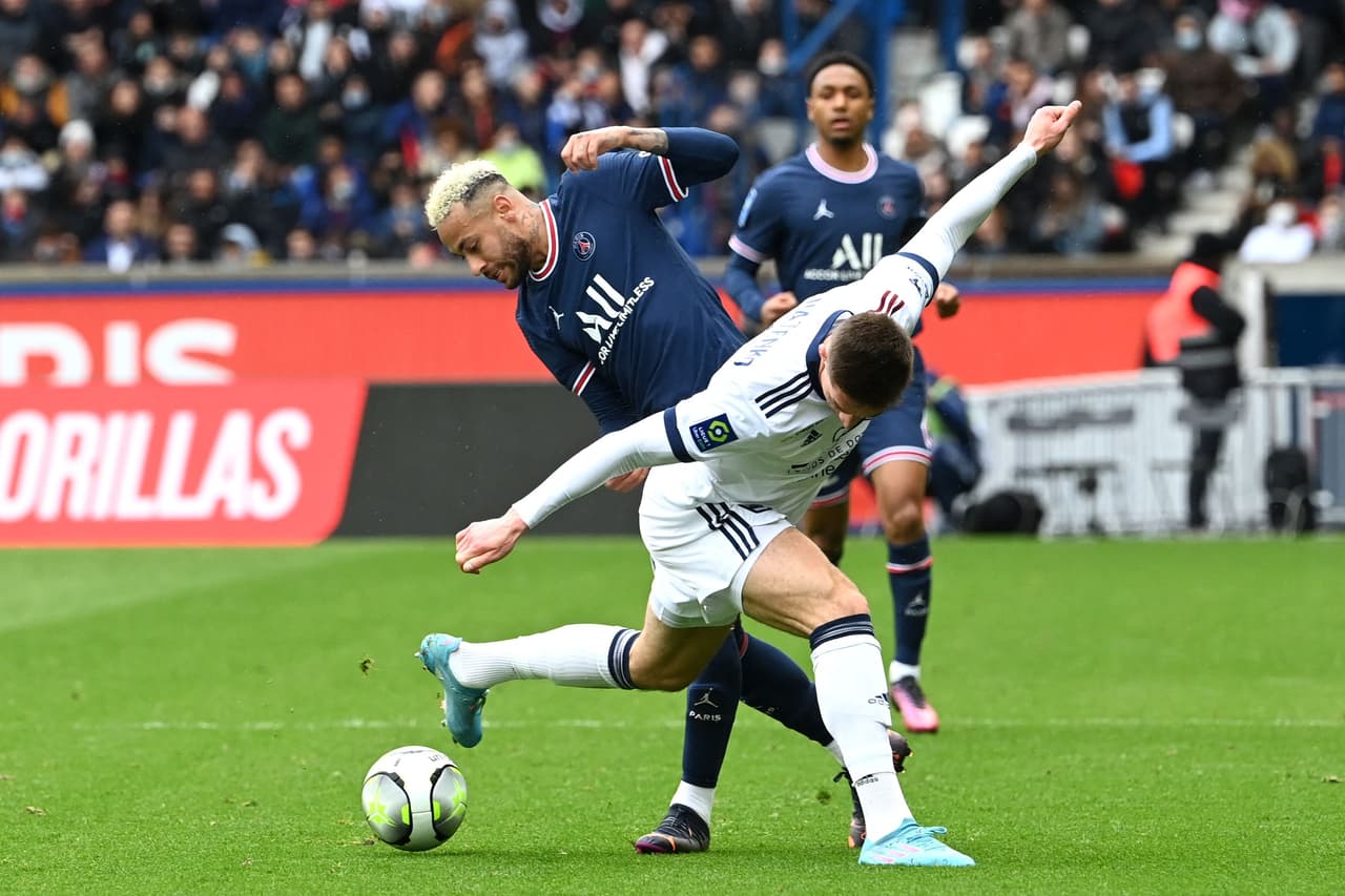 El PSG goleó al Bordeaux con los goles de Mbappé, Neymar y Leandro Paredes, pero ni esa victoria evitó los abucheos de sus seguidores, quienes castigaron especialmente al Ney y Lio.