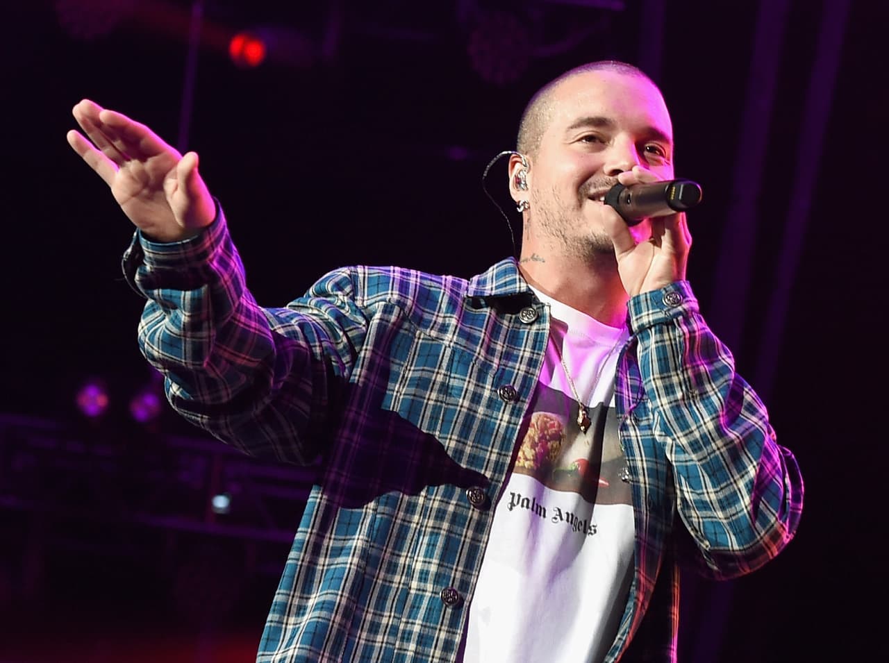 <b>J Balvin</b>: su nombre real es
<b>José Álvaro Osorio Balvin</b> y nació el 7 de mayo de 1985, en Medellín, Colombia. Comenzó su carrera en el 2004.
<br>