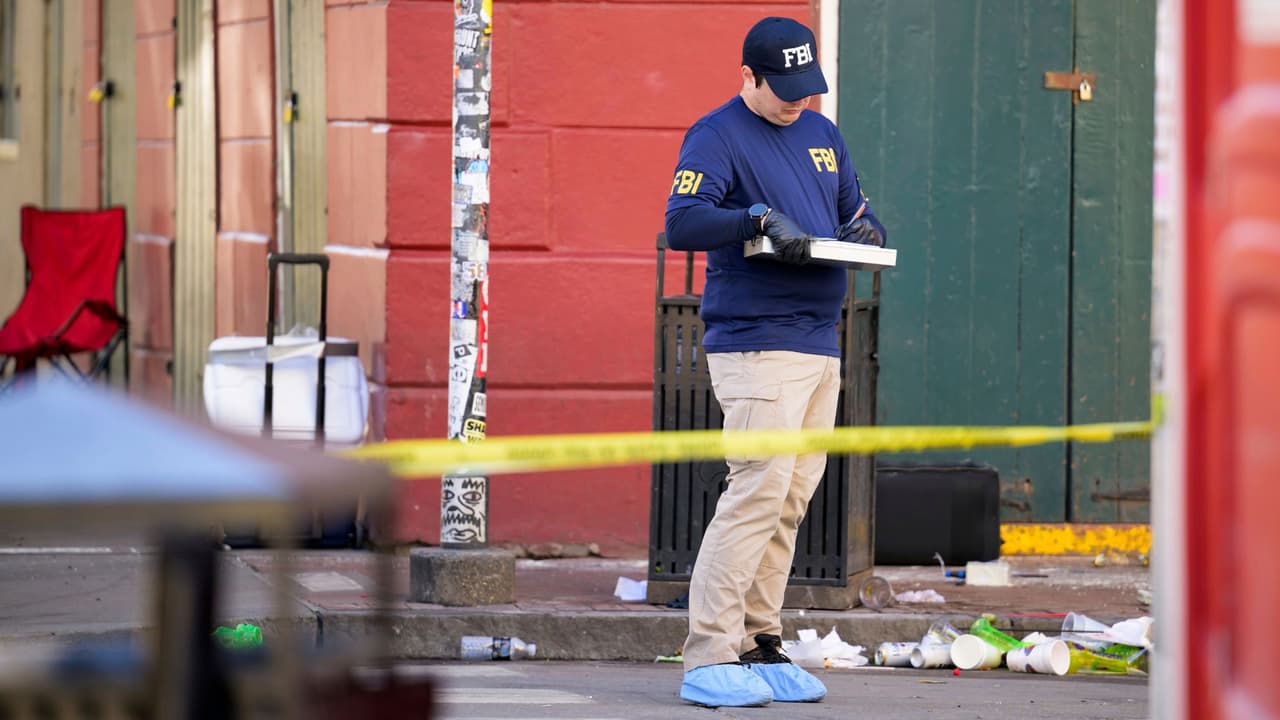 <b>El ataque ocurrió alrededor de las 3:15 a.m., cuando Jabbar <a href="https://maps.app.goo.gl/3mpm83RBBkPXrTrx7" target="_blank">condujo la camioneta hacia la famosa Bourbon Street</a>, sorteando barricadas y arrollando a los asistentes a la fiesta de Año Nuevo</b>. Testigos presenciales informaron que el ataque fue una acción deliberada. El vehículo, que parece haber sido alquilado, 
<b>tenía una bandera negra del grupo terrorista ISIS colgada</b>. La bandera, que estaba enrollada, 
<b>no fue inmediatamente reconocida por las autoridades como una señal de vinculación con el grupo extremista.</b>