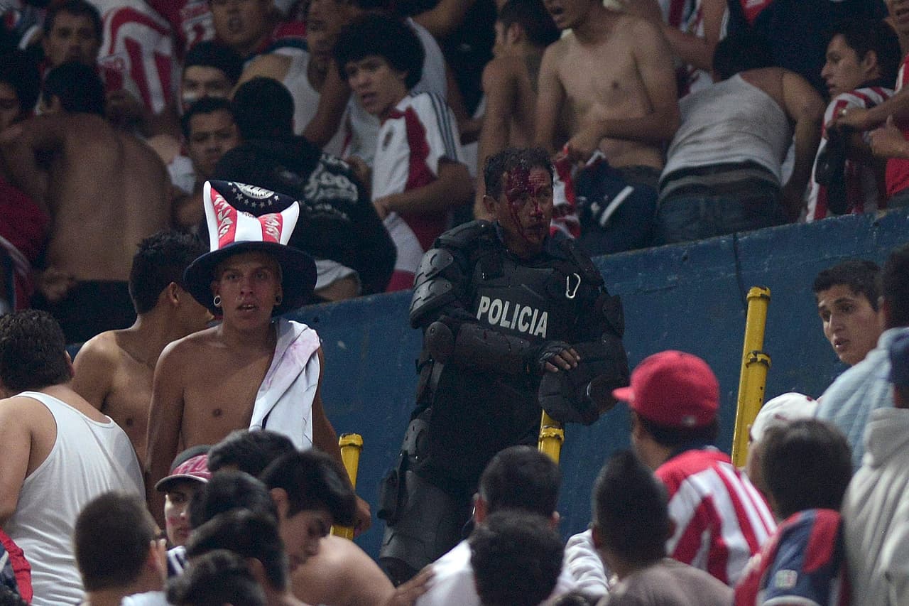 La paliza a las autoridades, que fueron despojados de sus cascos y de sus escudos para protegerse, resultó brutal por parte de los barristas en el duelo contra Chivas de Guadalajara.