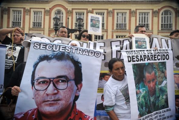 Provenientes de diversas regiones del país, los manifestantes expusieron sus testimonios en una improvisada tarima, en la que además exhibieron fotografías de jóvenes, mujeres y ancianos presuntamente secuestrados por las comunistas Fuerzas Armadas Revolucionarias de Colombia (FARC) y otros grupos armados.