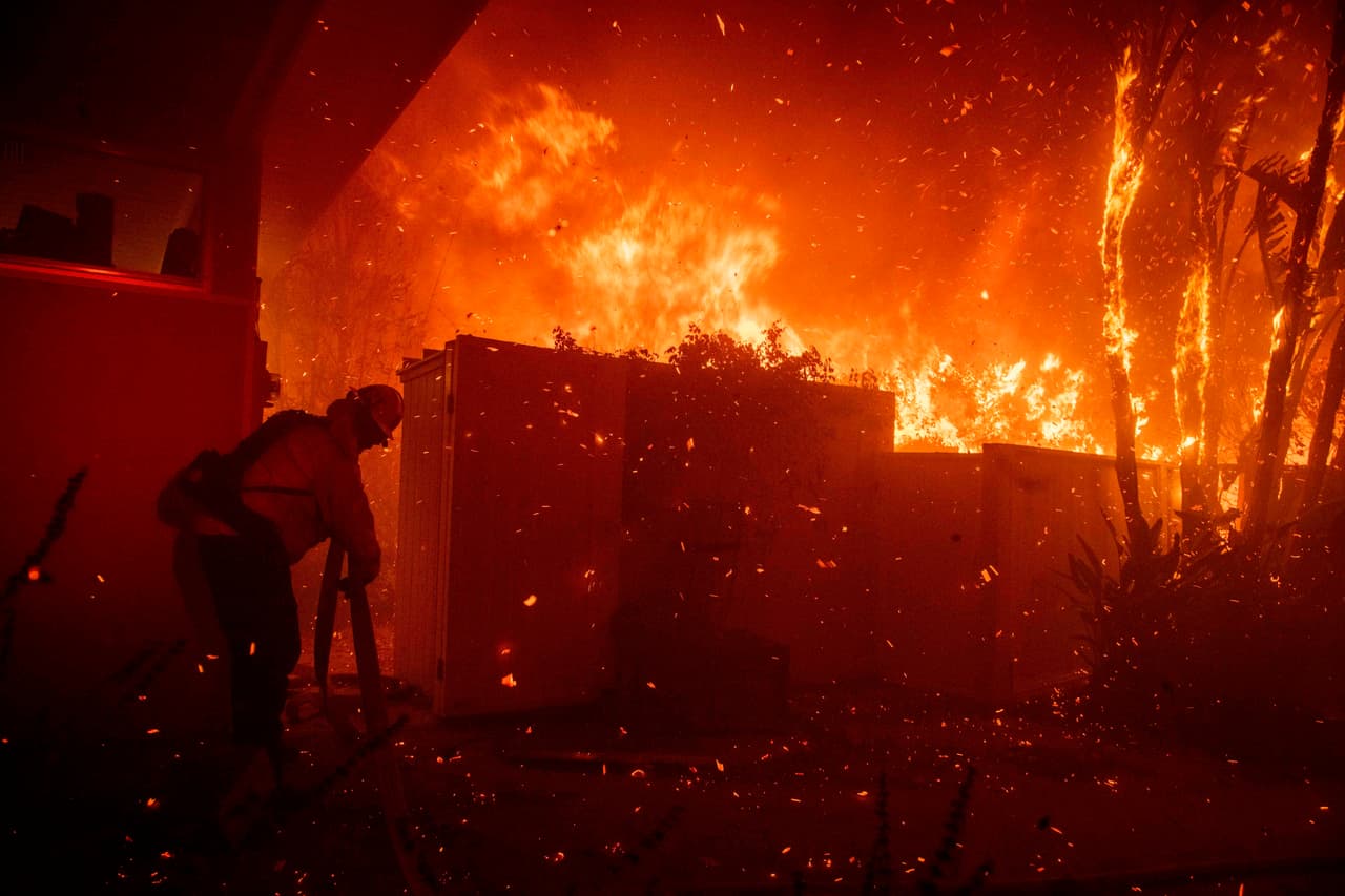 Los vientos más fuertes de la temporada azotan desde anoche en California y amenazan con expandir los incendios