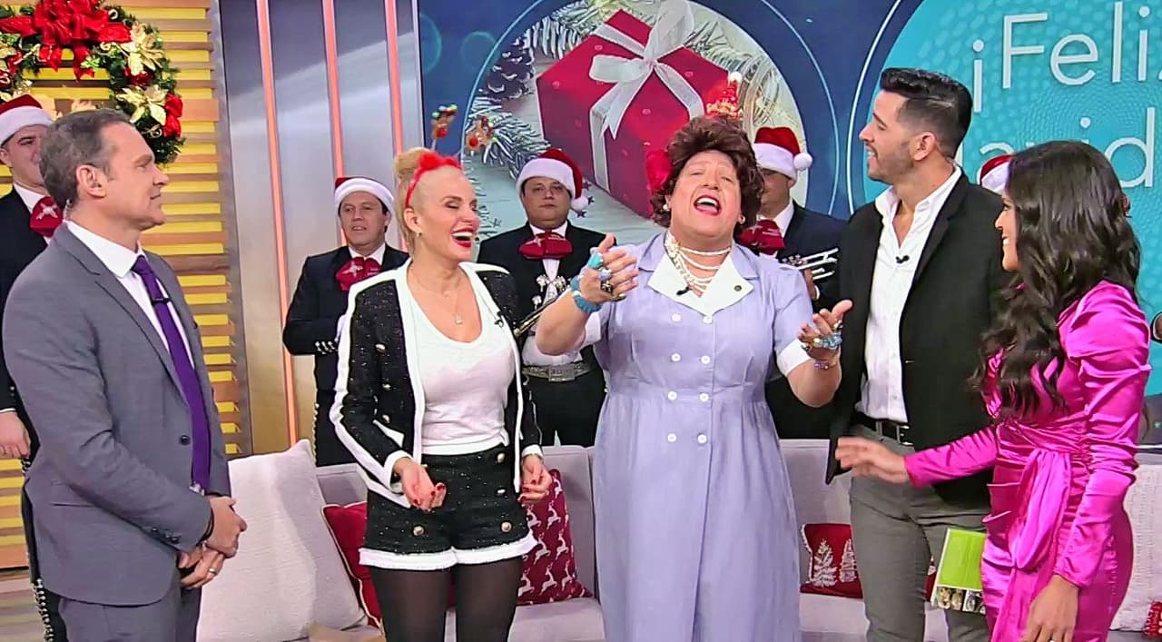La colombiana hizo soltar carcajadas a los presentes en el estudio con sus obsequios de broma. Aunque más tarde se puso sentimental y le deseó al público unas felices fiestas.