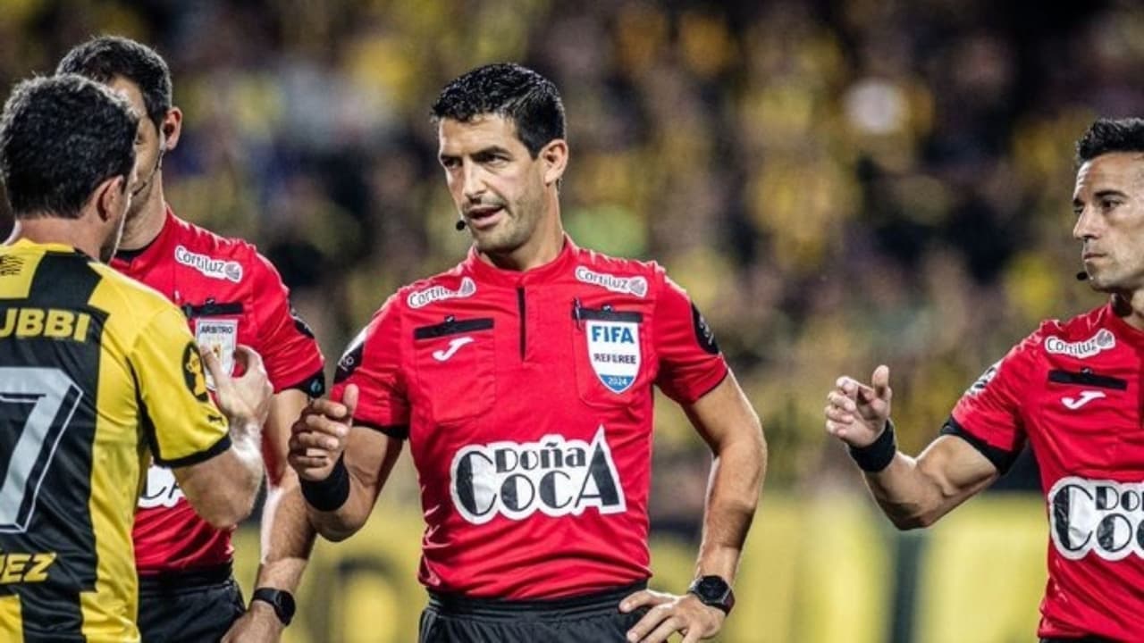 Suspenden el futbol en Uruguay tras una agresión a un árbitro en el Racing vs Peñarol