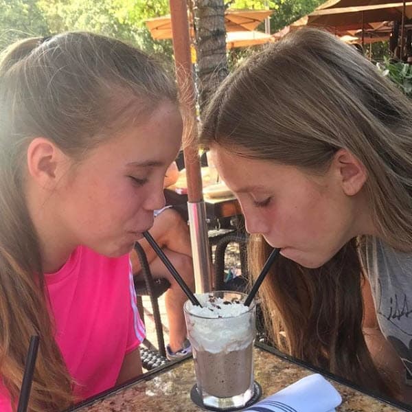 Sienna y Savannah no hablan mucho español a pesar de que Carlos y Verónica son de origen latino.