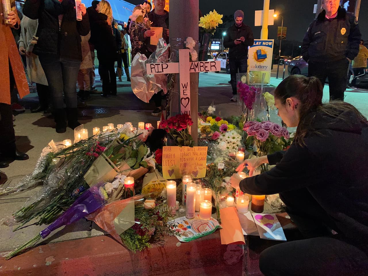 Decenas de personas participaron en una
<b> </b>vigilia a la luz de las velas realizada en honor de Leist.