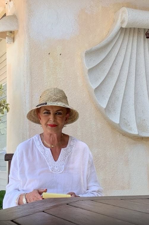 Dijo que cada tarde, después de comer, se recuesta para sentirse mejor. 
<br>