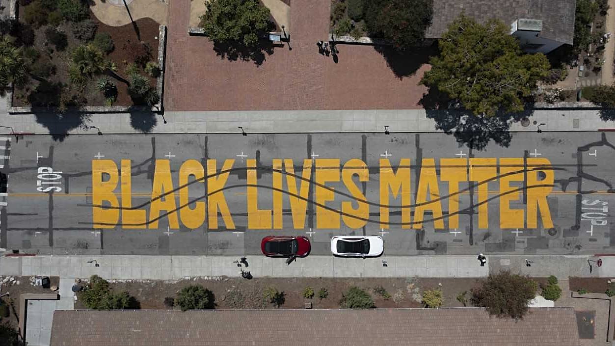 Arrestan a dos jóvenes blancos por vandalizar mural de 'Black Lives Matter' en Santa Cruz