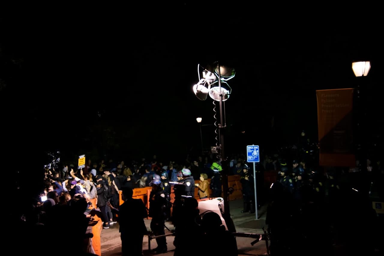 Siete personas fueron arrestadas durante la noche, aunque el portavoz de la universidad, Dan Mogulof, no pudo confirmar de que fueron acusados.
<br>