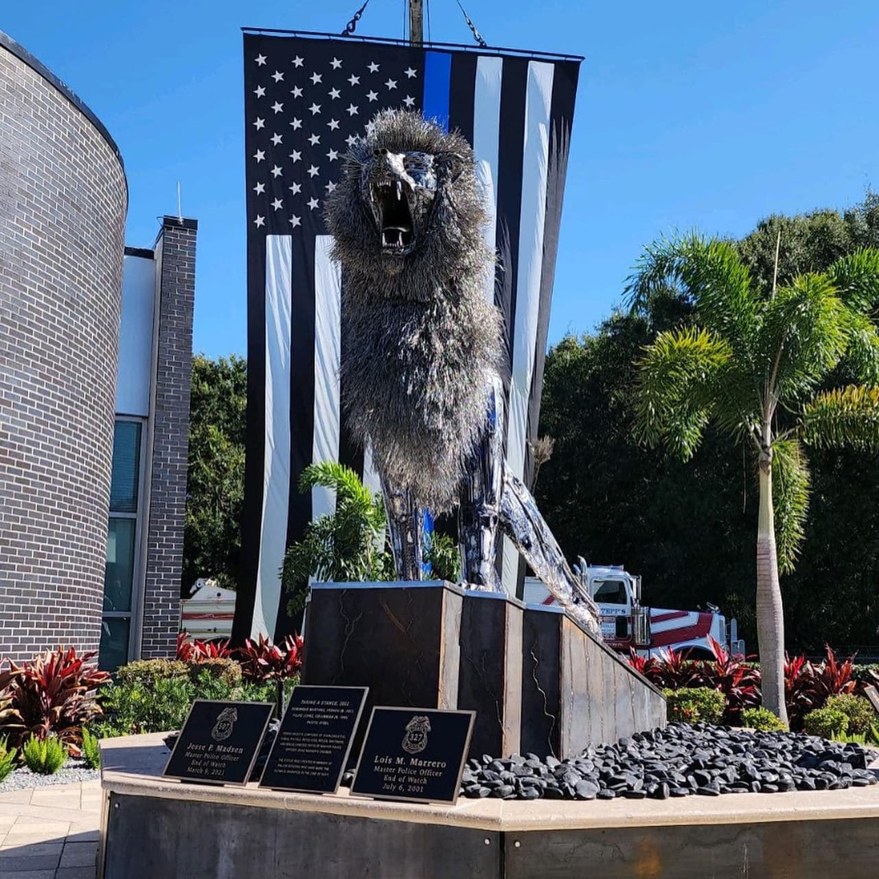 La escultura mide más de seis pies de alto y es un tributo al oficial Jesse Madsen y otros policías caídos en cumplimiento de su trabajo.