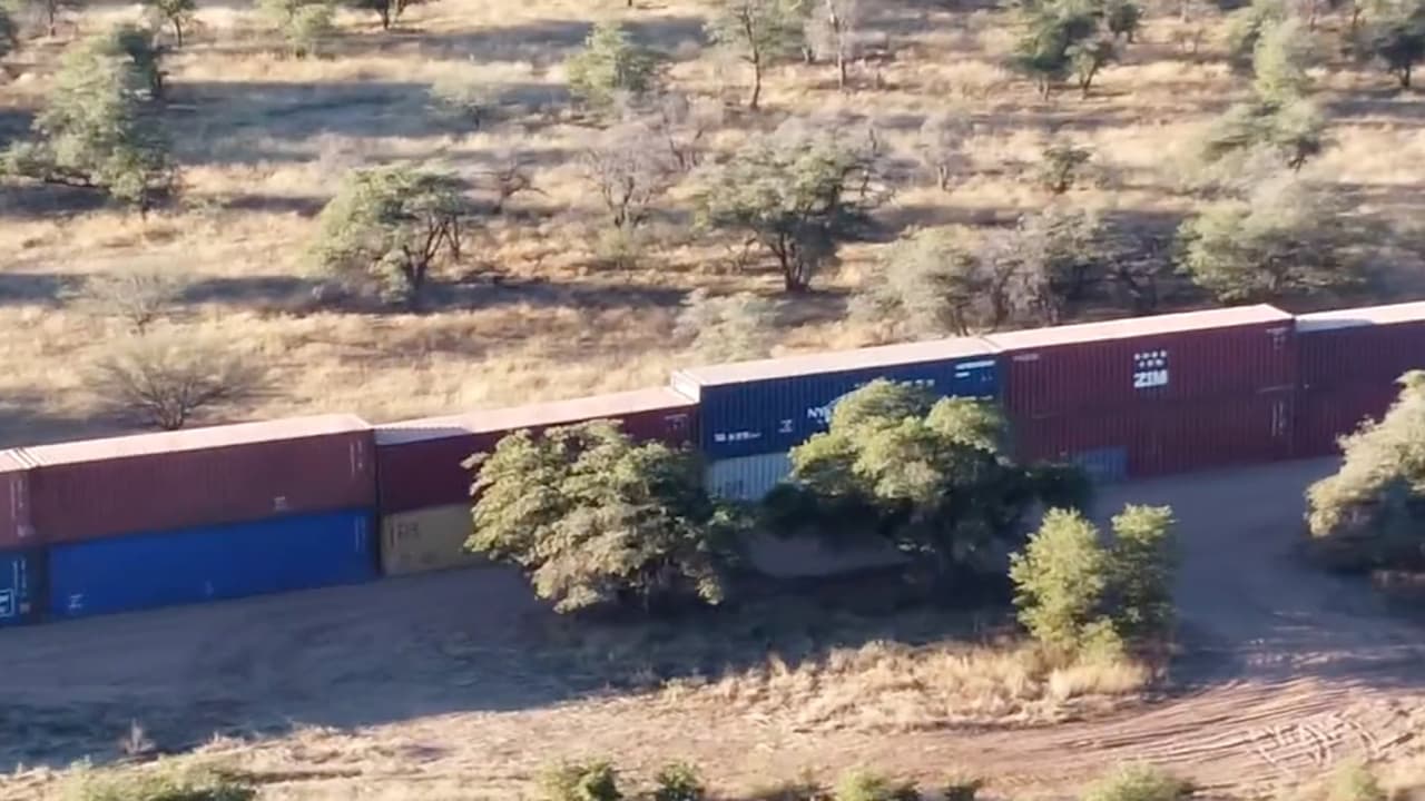 EEUU demanda a Arizona por contenedores metálicos usados como muro fronterizo