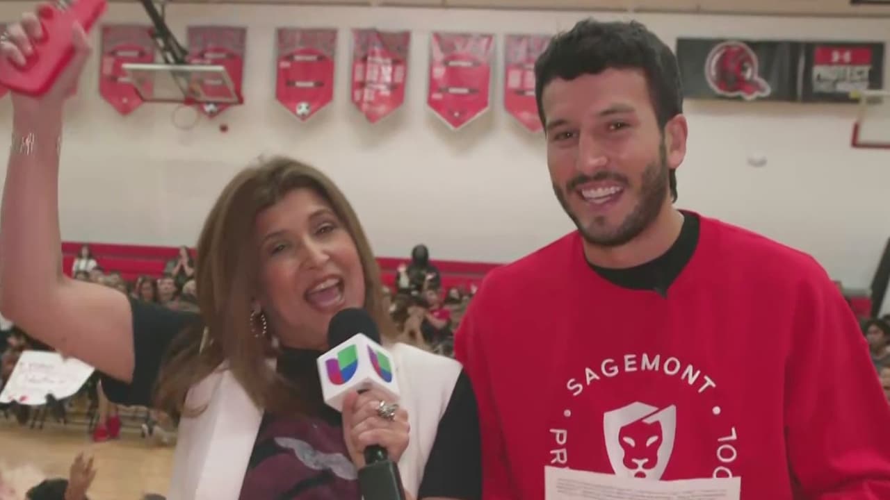 Sebastián Yatra regresa a la escuela de su infancia para recibir un gran homenaje