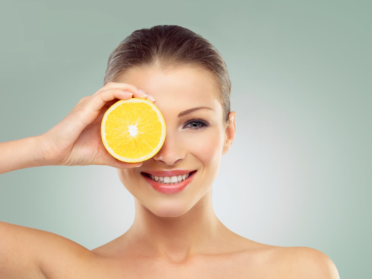 Asimismo, ingerir suplementos orales con colágeno o vitaminas como la vitamina E, vitamina C y vitamina B6 nos ayudarán a mejorar y prevenir la deshidratación cutánea hasta en un 25% aproximadamente.