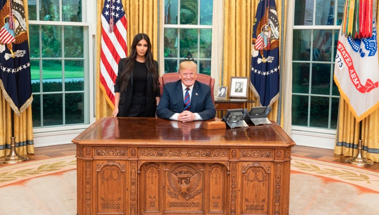 Kim, de 38 años, hizo su incursión accidental en la política en 2018, cuando se reunió con el presidente Donald Trump para discutir una reforma penitenciaria y ayudó a liberar a Alice Marie Johnson, una reclusa de 63 años que estuvo presa desde 1996 por un cargo de drogas sin violencia.