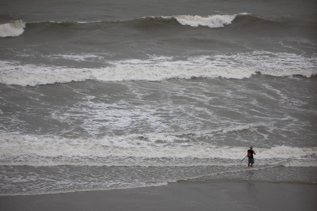 Las nubes oscuras y el fuerte oleaje producido por Isaías pudieron observarse en la playa de North Myrtle Beach, Carolina del Sur, horas antes de que tocara tierra. A pesar de ello este hombre seguía pescando.