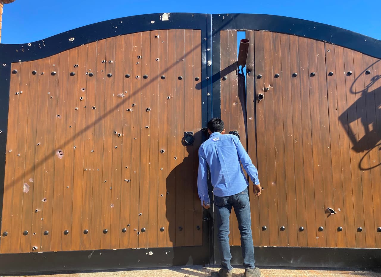 La puerta tiroteada de la mansión donde fue capturado Ovidio Guzmán en un operativo la madrugada del jueves. Un juez le dictó prisión preventiva y fijó un plazo de 60 días para que Estados Unidos reúna la información para solicitar su 
<a href="https://www.univision.com/shows/noticiero-univision/juez-federal-de-mexico-suspende-temporalmente-la-extradicion-de-ovidio-guzman-a-eeuu-experto-explica-la-razon-video" target="_blank">extradición</a>.