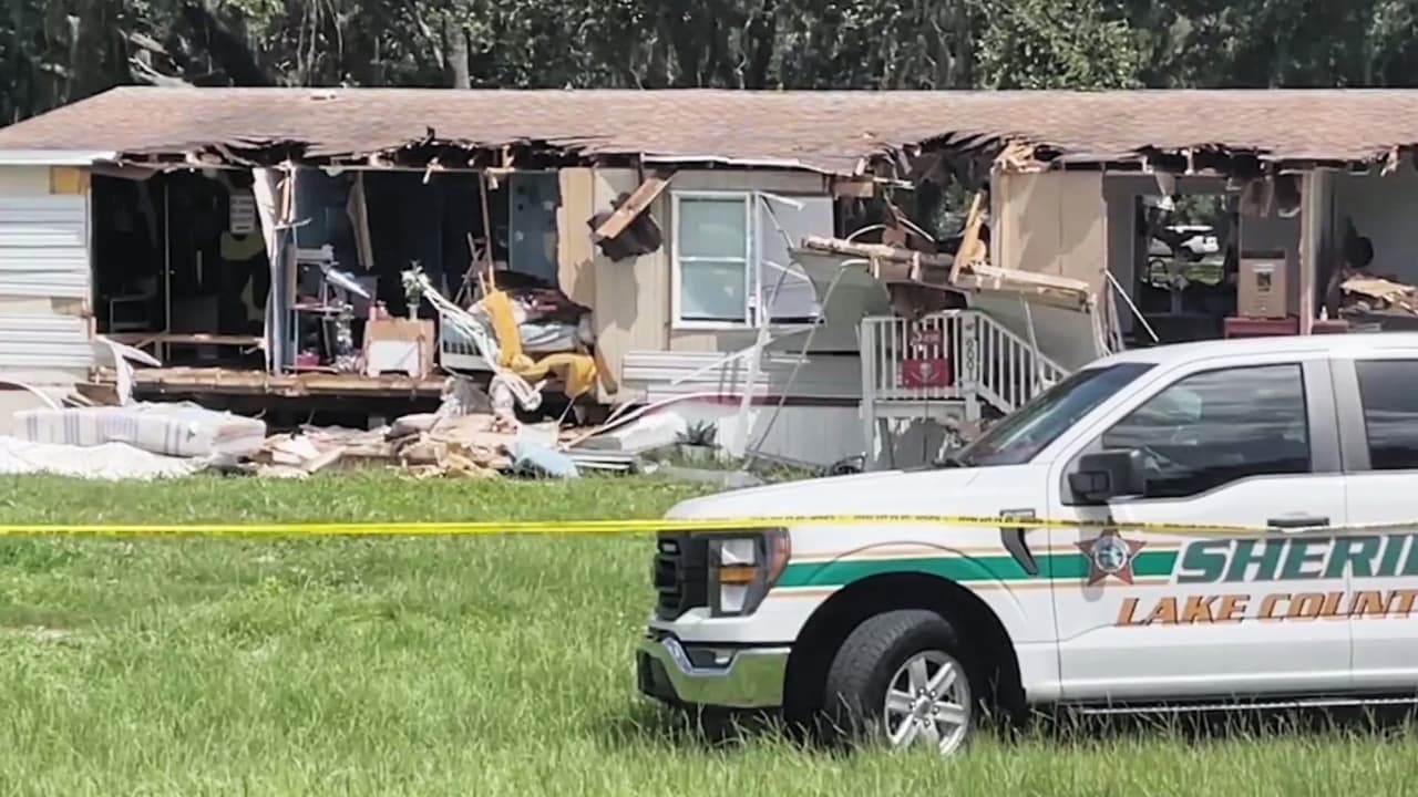 Excavadora destruye una casa en el condado Lake y dejan nota que sugiere posible venganza