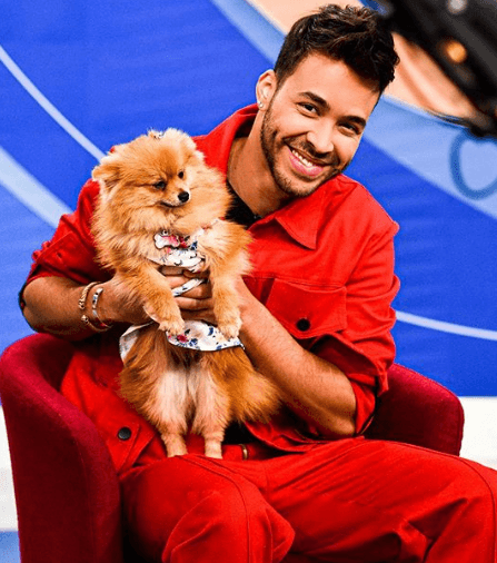 La suertuda de la casa es como siempre Bombom. Prince Royce posó muy sonriente con la mascota del show, que se dejó abrazar por el cantante.