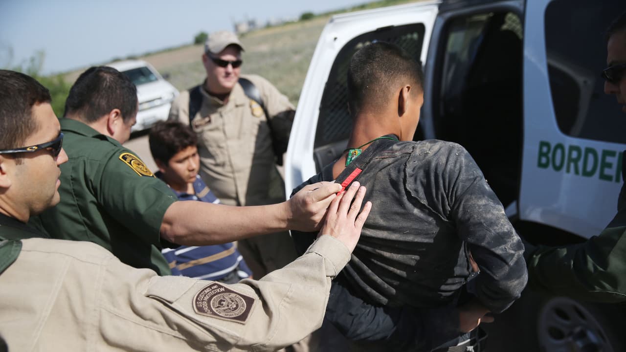 Denuncian el uso excesivo con armas Tasers por agentes fronterizos en EEUU