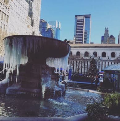 Las redes sociales se inundan con imágenes de la popular fuente congelada bajo las temperaturas invernales.