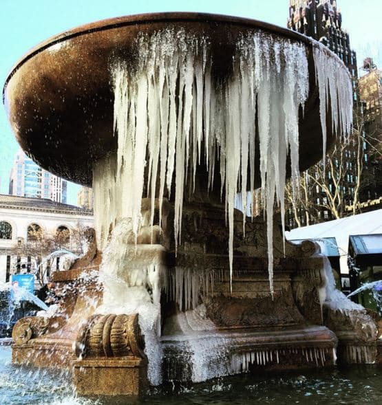 Las redes sociales se inundan con imágenes de la popular fuente congelada bajo las temperaturas invernales.