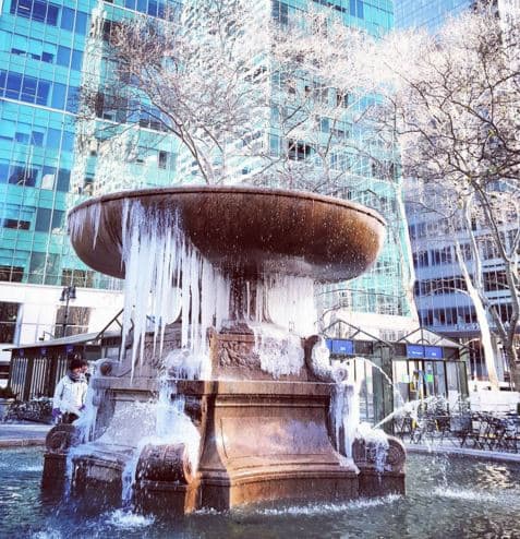 Las redes sociales se inundan con imágenes de la popular fuente congelada bajo las temperaturas invernales.