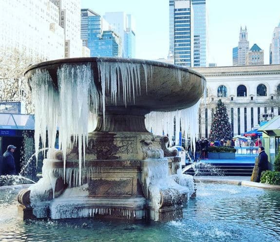 Las redes sociales se inundan con imágenes de la popular fuente congelada bajo las temperaturas invernales.