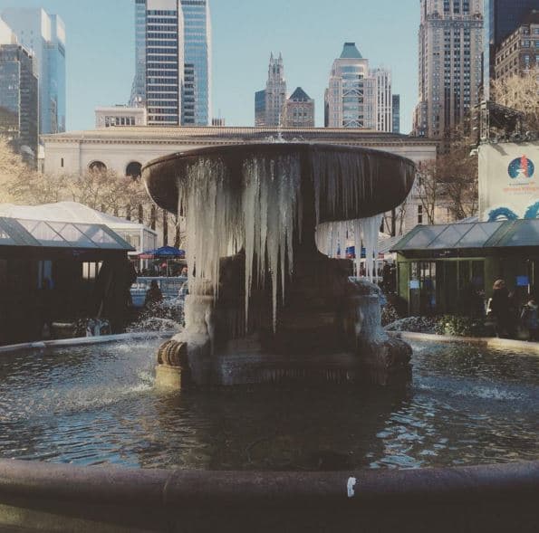 Las redes sociales se inundan con imágenes de la popular fuente congelada bajo las temperaturas invernales.