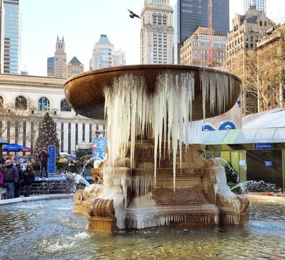 Las redes sociales se inundan con imágenes de la popular fuente congelada bajo las temperaturas invernales.