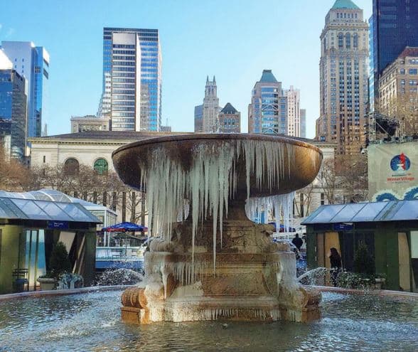 Las redes sociales se inundan con imágenes de la popular fuente congelada bajo las temperaturas invernales.