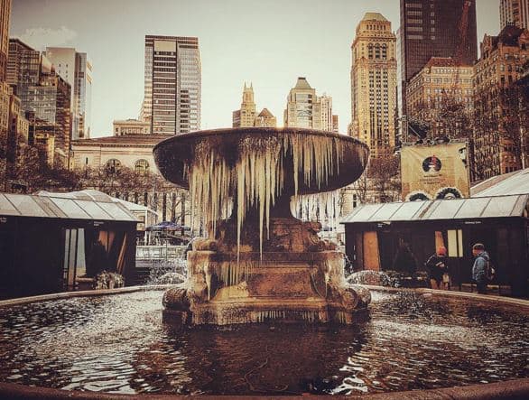 Las redes sociales se inundan con imágenes de la popular fuente congelada bajo las temperaturas invernales.