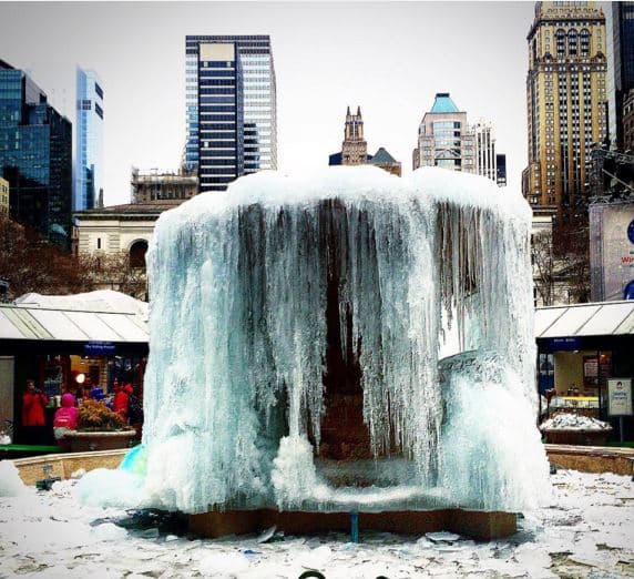 Las redes sociales se inundan con imágenes de la popular fuente congelada bajo las temperaturas invernales.