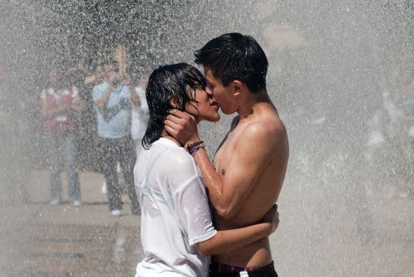 En Guanajuato estaba adelante el proyecto de no besarse en la vía pública ya que representaba una conducta impropia. Sin embargo, después de meses de discusión, la medida se echó para atrás y nuevamente los enamorados pueden hacer de las suyas por las calles de Guanajuato.