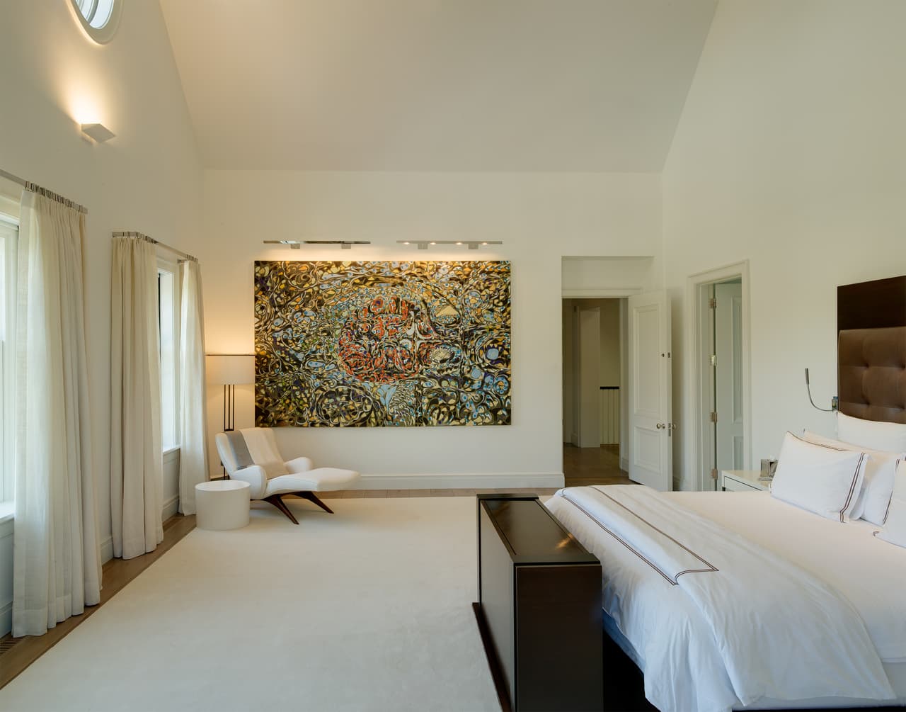 La mansión tiene nueve habitaciones. Cada una de ellas cuenta con su baño privado.