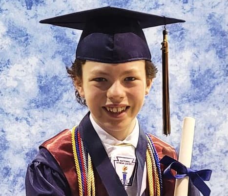 Tiene solo 12 años y ya está listo para graduarse de secundaria y de la universidad