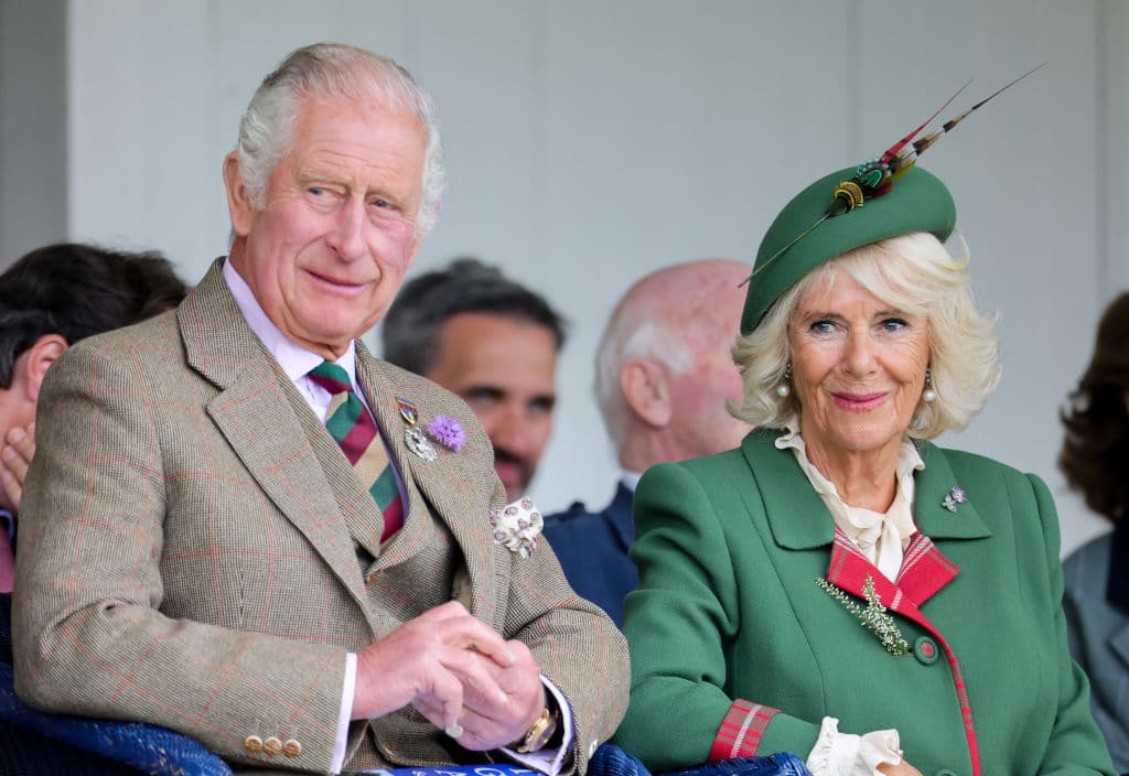 El Príncipe Carlos de Gales, conocido como el Duque de Rothesay cuando está en Escocia, y su segunda esposa, Camilla, Duquesa de Cornualles, asisten al Braemar Highland Gathering en el Princess Royal & Duke of Fife Memorial Park el 3 de septiembre de 2022 en Braemar, Escocia. El Braemar Gathering es el más famoso de los Highland Games y es conocido en todo el mundo.