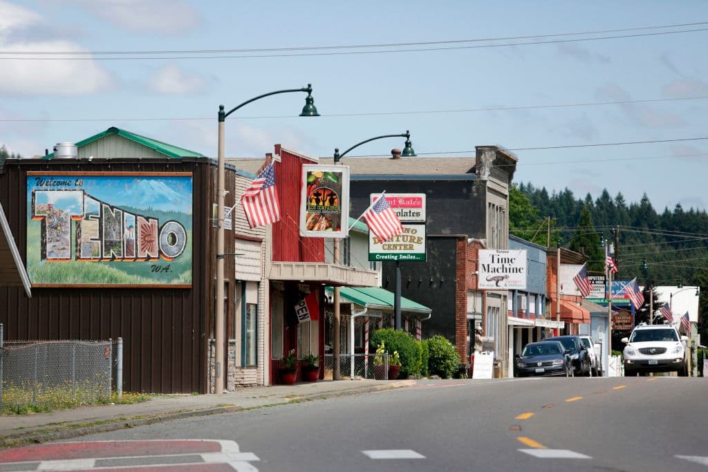 Tenino, una pequeña localidad estadounidense se convirtió en un pueblo fantasma con sus negocios tratando de sobrevivir a la pandemia del covid-19, por lo que sus autoridades revivieron una idea del siglo pasado, nada convencional: 
<b>imprimir su propia moneda en finas placas de madera</b>.
