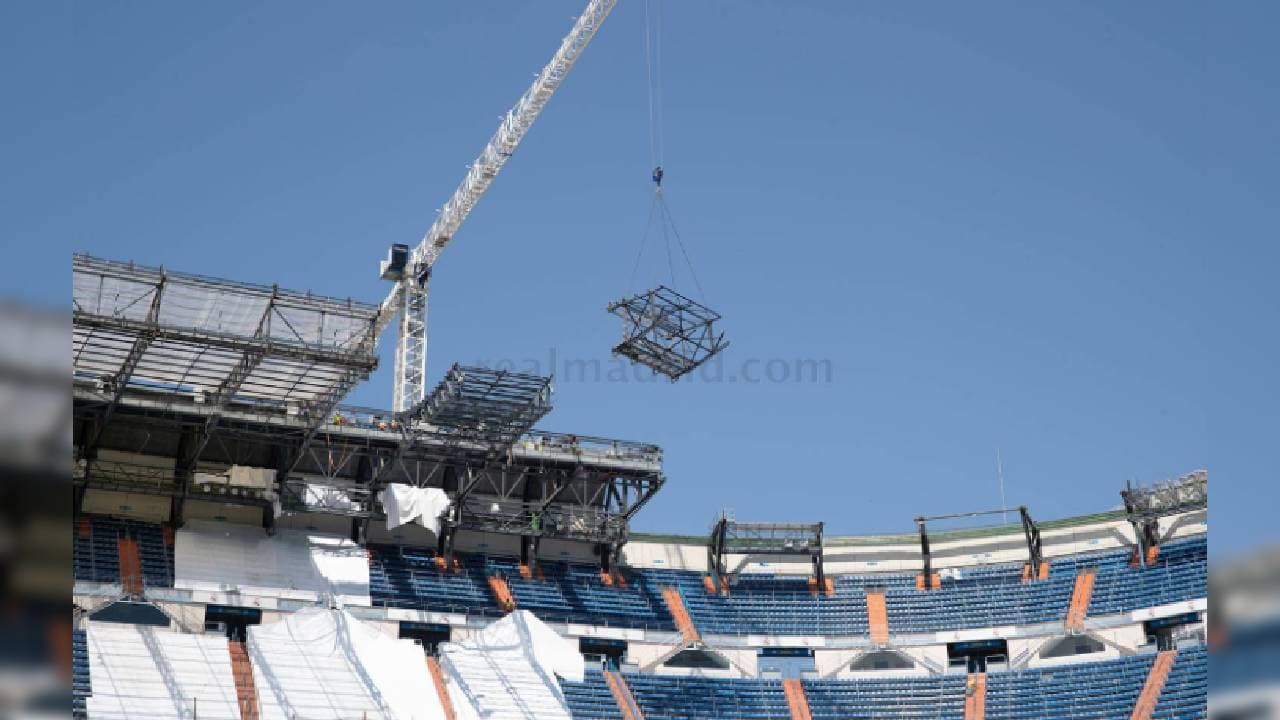 La obras en el Santiago Bernabéu continúan sin descanso durante la cuarentena. Destaca el desmontaje de la cubierta del estadio. En el fondo norte se ha desmontado toda la estructura metálica y se está desmontando sector a sector la cubierta rígida de la que ya prácticamente no queda nada.