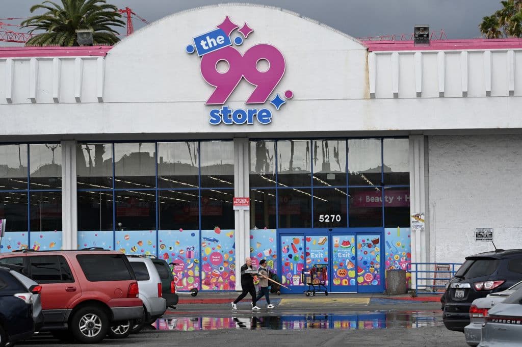 Pero el domingo 7 de abril, el grupo de inversionistas dueño 99 Cents Only y The 99 Stores 
<b><a href="https://www.univision.com/local/los-angeles-kmex/40-tiendas-que-alguna-vez-amaste-visitar-y-que-ya-no-existen-en-estados-unidos-fotos" target="_blank">se declaró en quiebra, bajo el capítulo 11</a></b>, en Delaware. La razón, prácticamente, fue la informada en público días antes: la inflación hizo insostenible su modelo de negocio, publicó la agencia Reuters.