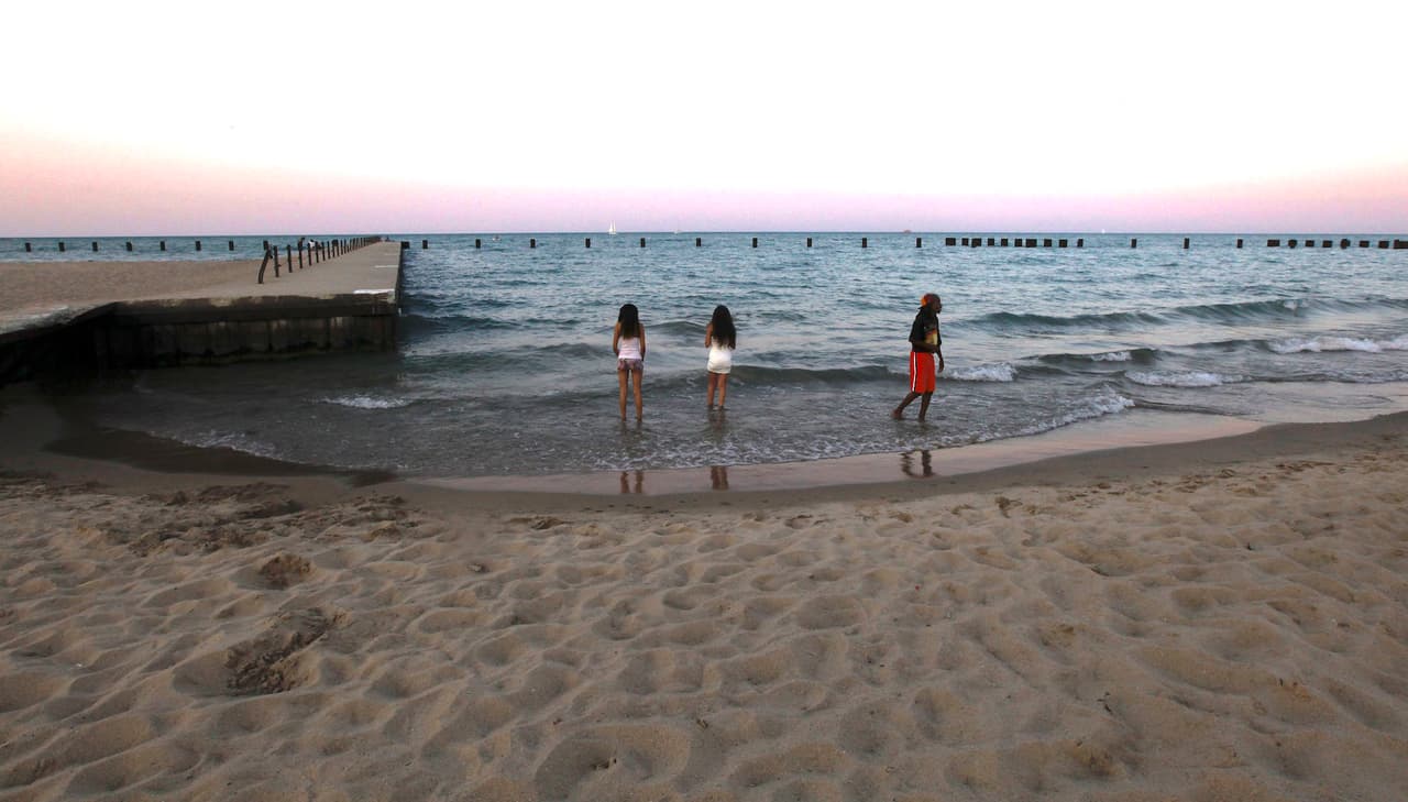 Playas en Chicago: Te tendras que esperar hasta el el último fin de semana de mayo, pero no falta mucho. 
<a href="https://www.chicagoparkdistrict.com/parks-facilities/beaches" target="_blank">Aquí puedes encontrar una lista de todas las playas</a> en Chicago que cualquier niño/a disfrutará. La temporada de playa comienza el fin de semana de Memorial Day hasta el fin de semana del Día del Trabajo. Las playas son atendidas por salvavidas.