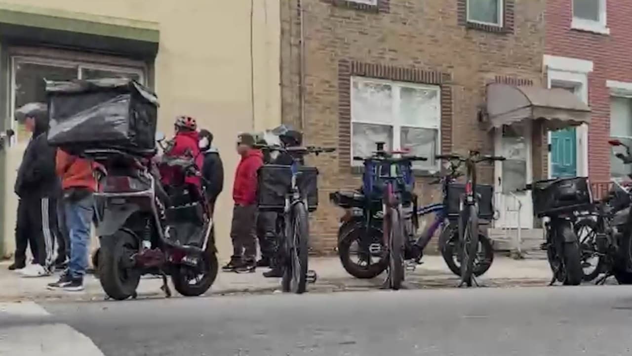 Dos ciclistas resultaron heridos tras chocar contra vehículo en Northeast Philadelphia