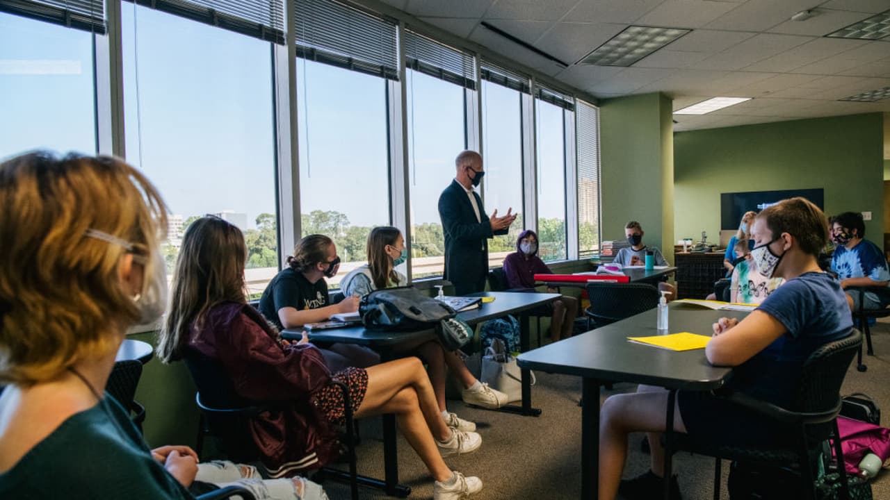 Padres de Irving piden más medidas de seguridad contra el covid-19 en las escuelas