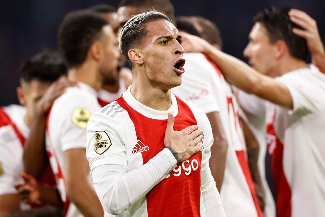 Ajax golea al PSV durante la 10ma fecha de la Eredivisie, donde los locales se impusieron ante los de Eindhoven con goliza 5-0, gracias a los tantos de Berguis (19'), Haller (56'), Anthony Dos Santos (66'), Klaassen (76') y Tadic en minutos agregados. Edson Álvarez fue titular, mientras que el 'Guti' Galaviz entro de cambio.
