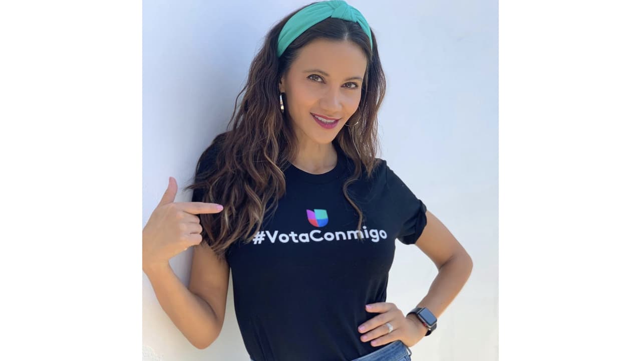 Argelia Atilano, locutora de la estación de radio de Univision K Love 107.5 FM, animó a sus seguidores de Instagram a participar en las elecciones y mostró el momento en que votó por correo. Contó que sus hijas la vieron votar y la acopmpañaron con mucha emoción y orgullo a enviar el voto por correo. "¡Afortunadamente llegó más rápido de lo que pensé a su destino y ha sido contado!”, escribió.
