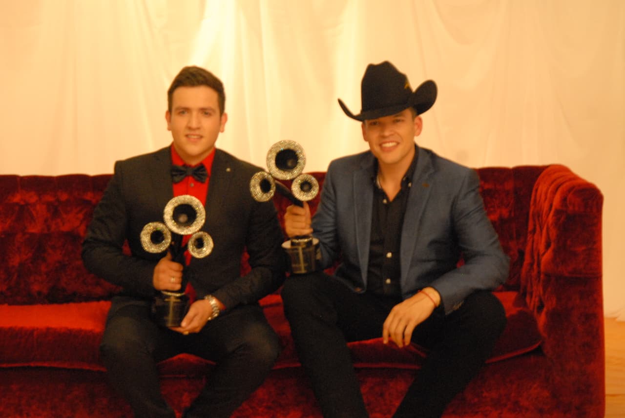 Y en la categoría Dueto del Año triunfaron Pancho Uresti y Leandro Ríos con su tema 'Debajo Del Sombrero'.